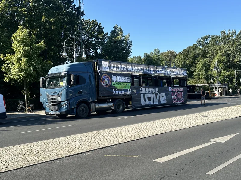 Gebrandeter DJ-Truck fährt über eine Berliner Straße