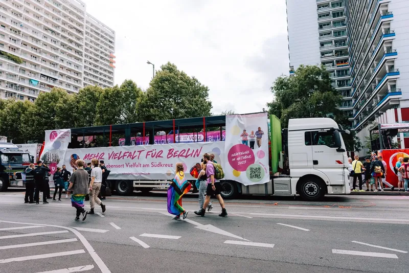 Mehrere Paradetrucks auf einer Paradestrecke in der Innenstadt